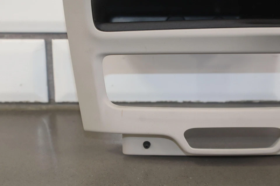 Chrysler Pacifica Limited 18-24 Panel de enchufe auxiliar/USB montado en el tablero (diesel X7) Foto 3 de 4