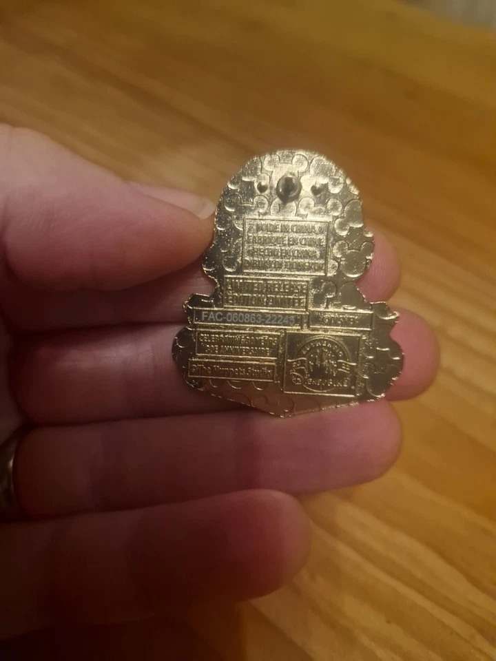 Muppet Christmas Carol 30th Anniversary 2022 Mystery Pin Miss Piggy - Image 4 of 4