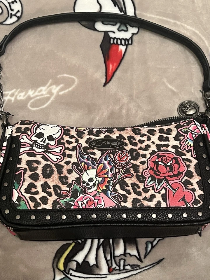 Bandolera/hombro con tachuelas Ed Hardy nueva con etiquetas - Calavera, corazones y más - Estampado de leopardo Foto 2 de 4
