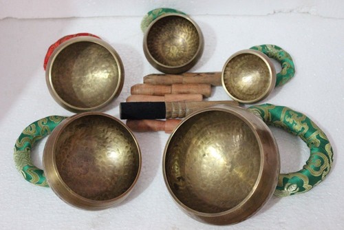 Set di 5 pezzi ciotola da canto chakra tibetano, martellata a mano da 3"" a 5,5"" realizzata in Nepal - Foto 3 di 6