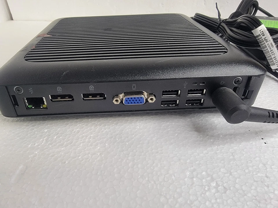 HP T520 FLEXIBLE Thin Client sin sistema operativo con cable de alimentación y adaptador de CA Foto 2 de 2