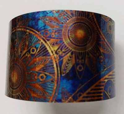 Schöner Aluminium Armreif.  Irisierendes Mandala Muster Gold Blau Indianer