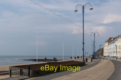 Foto 6x4 Nachfüllen der Pflanzgefäße, Marine Terrasse Aberystwyth unter den ca c2014