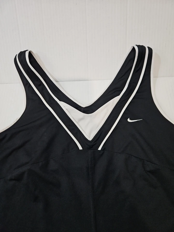Camiseta sin mangas para mujer Nike Dri-Fit cuello en V talla grande negra blanca Foto 2 de 4