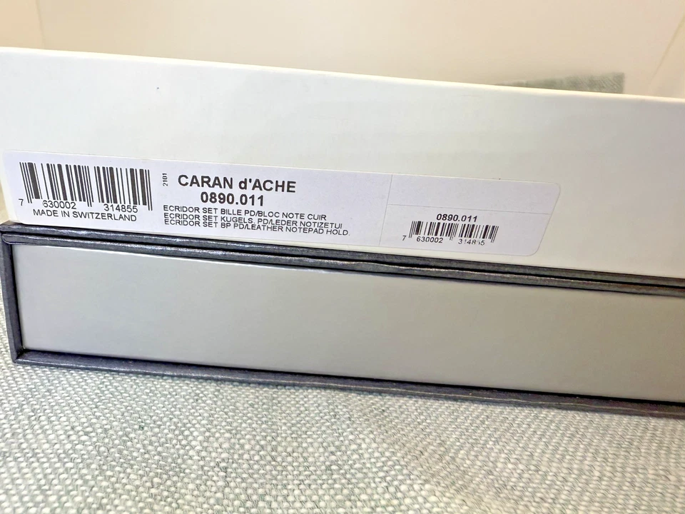 Caran d'Ache 0890.011 Ecridor Bolígrafo y Cuero BiFold Bloc de Notas Set de Regalo Suizo Foto 4 de 4