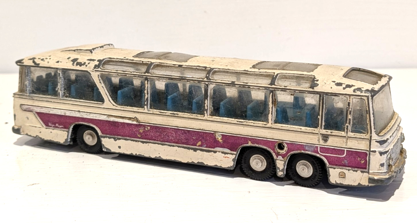 Dinky 952, Vega Major Luxury Coach - Free Price Guide & Review