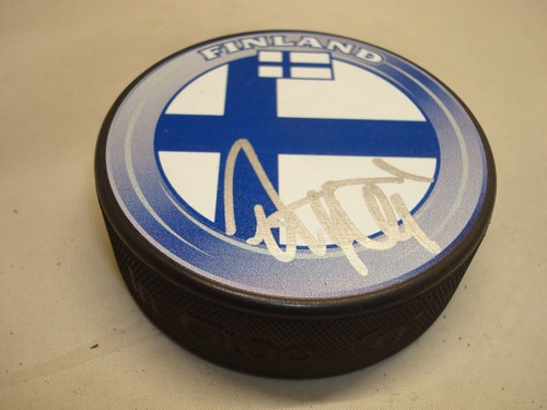 Disco de hockey Antti Niemi firmado por el equipo finlandés autografiado 1P - Imagen 2 de 2