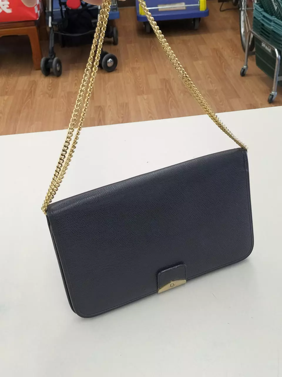 Sac à bandoulière chaîne CHRISTIAN DIOR, quincaillerie robuste, élégance classique