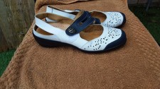 LORETTA, LADIES NAVY/NUETRAL LEATHER SLING BACK SHOES SIZE 6 WIDER FIT. 
