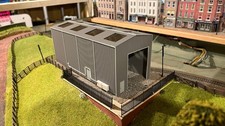 ‘OO' Gauge Model Railway Modern Engine Shed 250mm Long DELUXE VERSION *UPDATED*