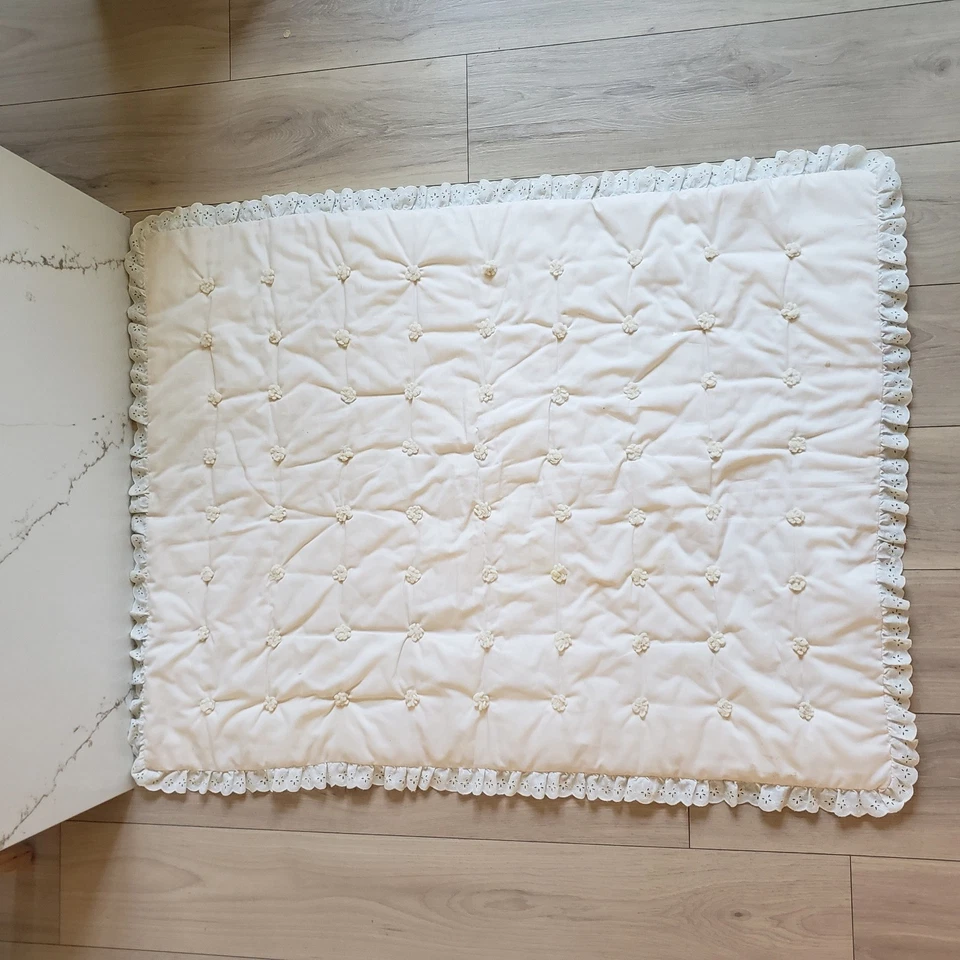 Manta de cuna acolchada de retazos hecha a mano de colección con adornos de encaje 46x34 Foto 3 de 4