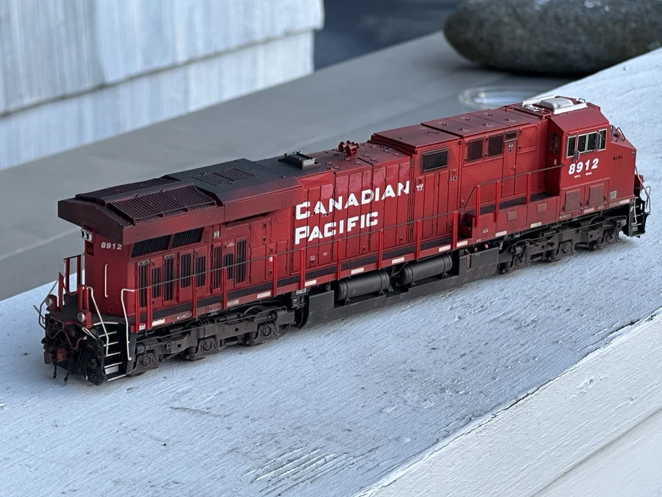 Custom Weathered HO Scaletrains ES44AC Canadian Pacific LOK DCC/Sound - Image 3 of 4