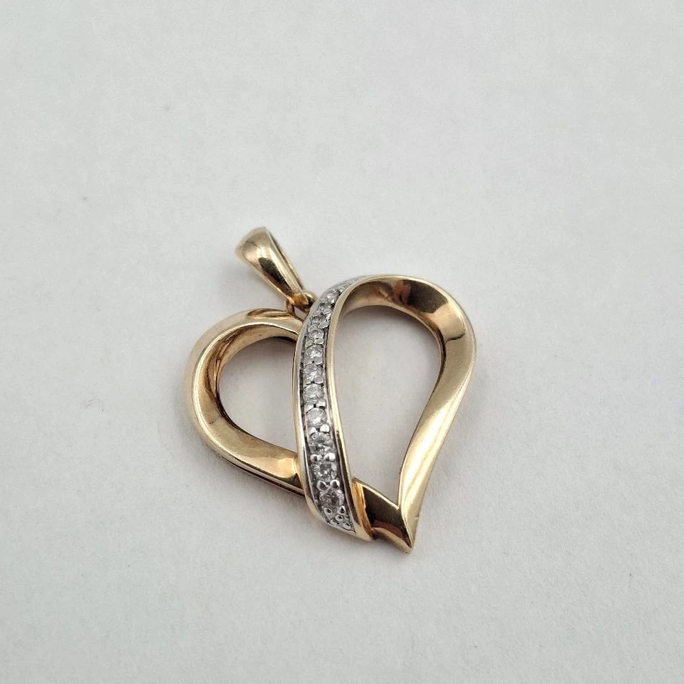 Faja de corazón estilizada calada con acento de diamante redondo de oro amarillo de 14 quilates Pe (CP4006657) Foto 2 de 4
