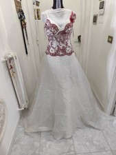Abito Da Sposa Sartoriale  Con Corpino Ricato In Rosso Spalline Fine