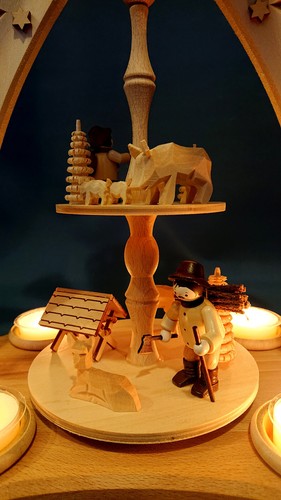 Große Baum Teelicht Pyramide 37cm Waldmotiv geschnitzt - Erzgebirge Fachhandel - Bild 2 von 4