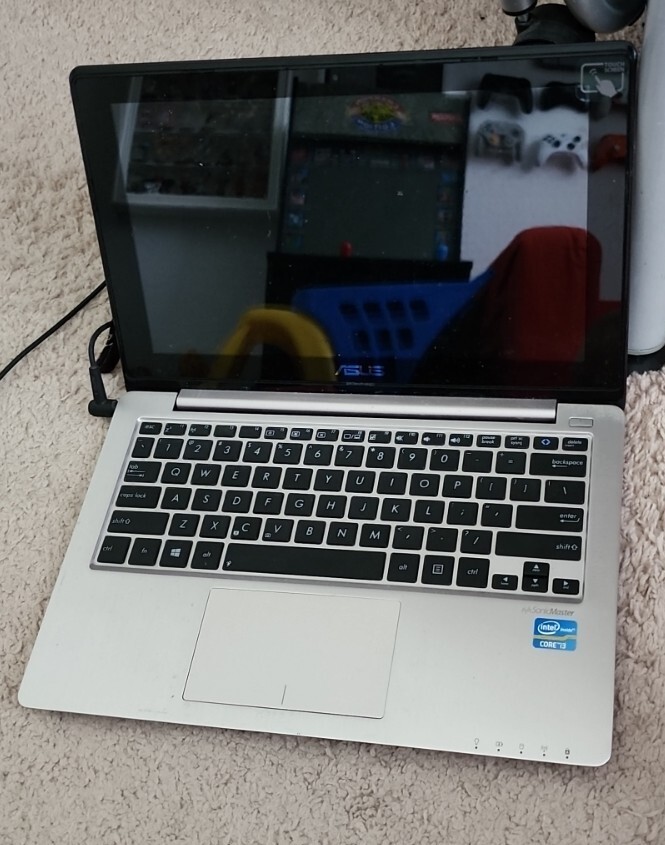付属品付き　ASUS X202E ASUS VivoBook X202E-DH31T 11.6in. (500GB, Intel Core i3 3rd
