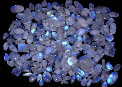 Gioielli e gemme di pietra di luna blu