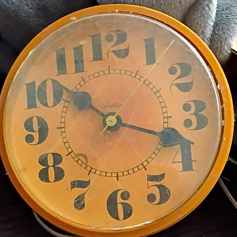 Tradition Round Brown Analog Wall Clock Arabic Numerals Electric Metal/Glass