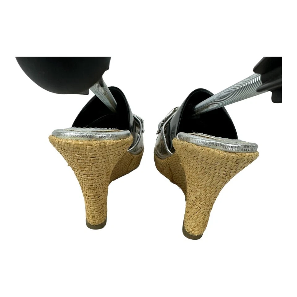 Delicious Tacones de cuña negros para mujer con detalles plateados y plataforma de rafia talla 7 Foto 2 de 4