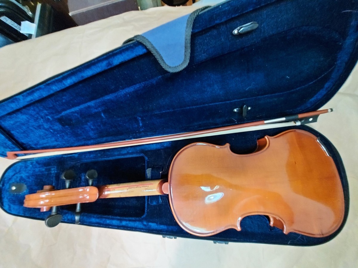 De Villier VN443 sized 4/4 violin with bow and case. China De Villier VN443 sized 4/4 violin with bow and case. China