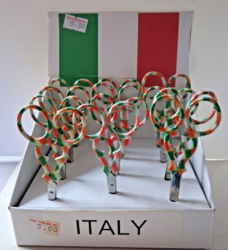 Italy flag scissors with retail display