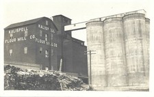 Kalispell MT -- Veduta del mulino per farina Kalispell, silos; bello 1913 RPPC