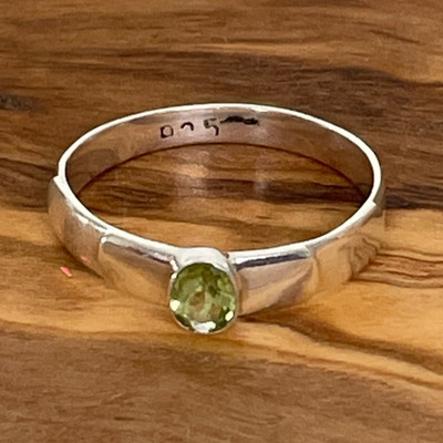Atemberaubender 925 STERLING SILBER PERIDOT Ring facettiert grüner Edelstein Handarbeit ? Gr. 9