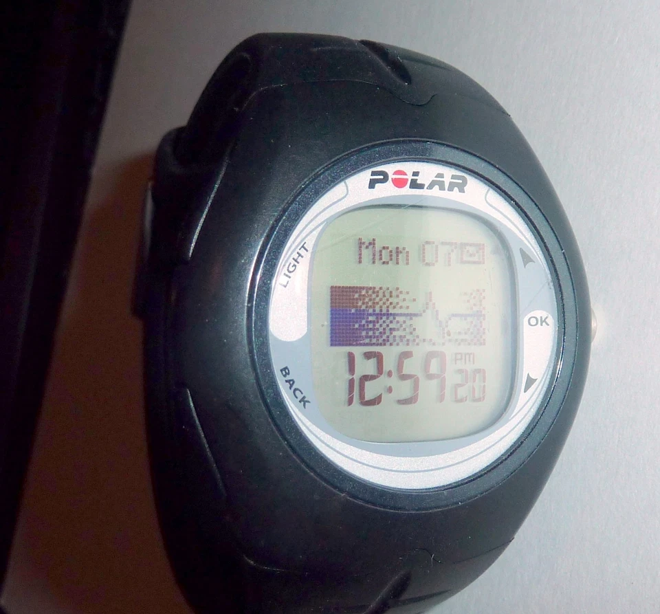 Reloj digital Polar CE0537 deportivo/monitor de frecuencia cardíaca vintage, resistente al agua Foto 2 de 4