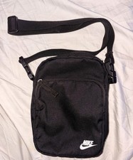 Borsa a tracolla piccola nera Nike sopra la spalla con zip e cinghie a clip