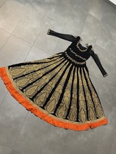Schwarzes Lehenga mit goldener Stickerei und rotem Saum – Neu, Größe 38”