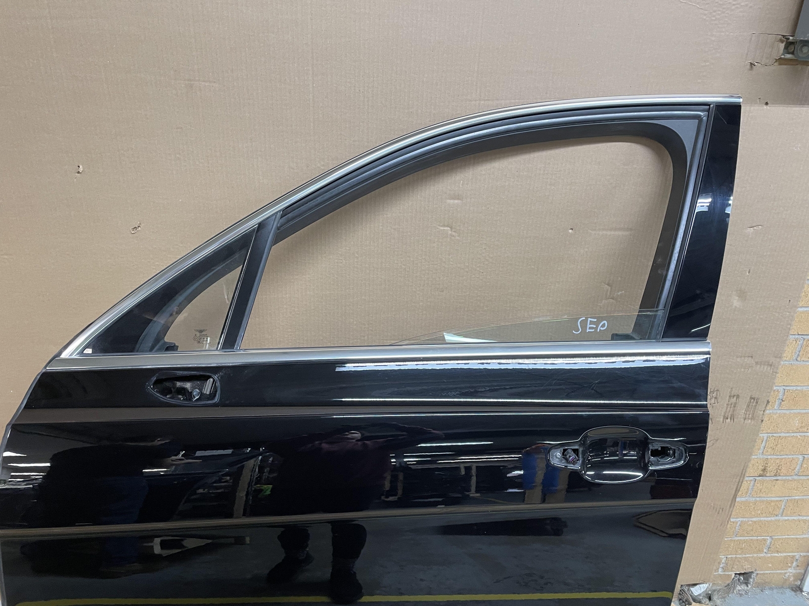 2018 BENTLEY BENTAYGA FRONT LEFT SIDE DOOR W/O MIRROR & HANDLE W/ WINDOW GLASS
