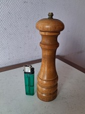 ancien moulin à poivre en bois vintage.