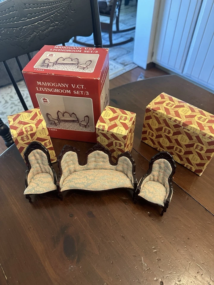 De colección. Juego de 3 muebles de salón para casa de muñecas Town Square nuevos Foto 2 de 4