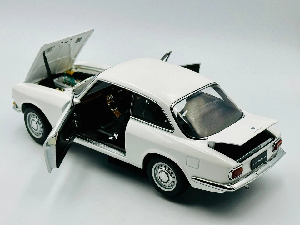 1:18 Alfa Romeo 1750 GTV -- White -- AUTOart Millennium 70106 - image 4 of 4