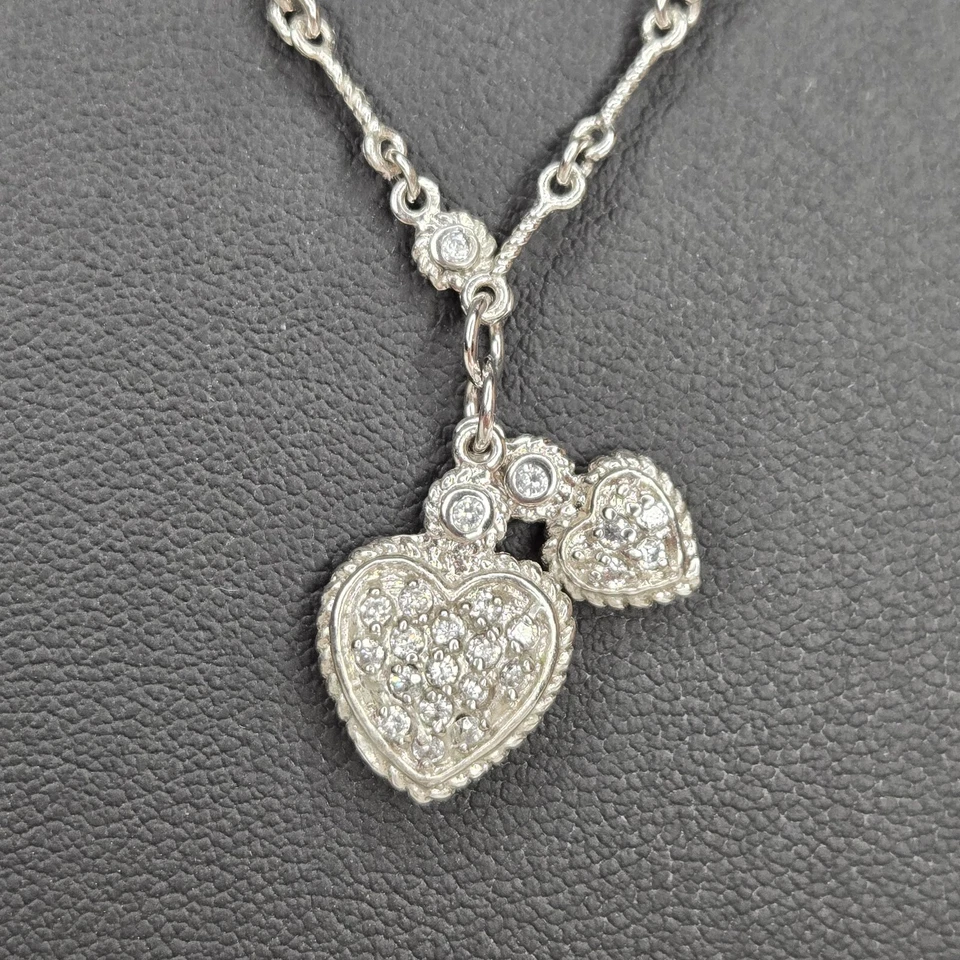 Collar de platino de plata de ley con diseño de halo de doble corazón pavé de zafiro blanco 
