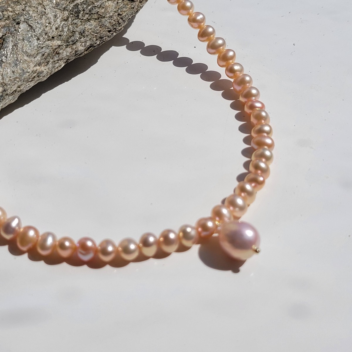 Collier Ras De Cou En Or 18K Avec Perles Baroques Roses - Élégant Et Raffiné