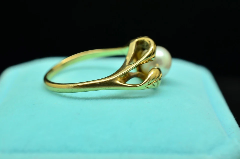 Banda de anillo de diamantes y perlas blancas de oro amarillo de 14K con diseño de hoja talla 6,75 Foto 4 de 4