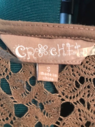 Hermoso suéter túnica de encaje con frente abierto mangas campana marca ganchillo talla S usado en excelente estado - Imagen 8 de 8