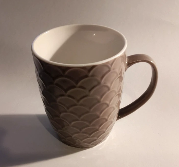NAVA Becher mit Griff Henkel Wellen Muscheln Muster grau weiß Tasse neu
