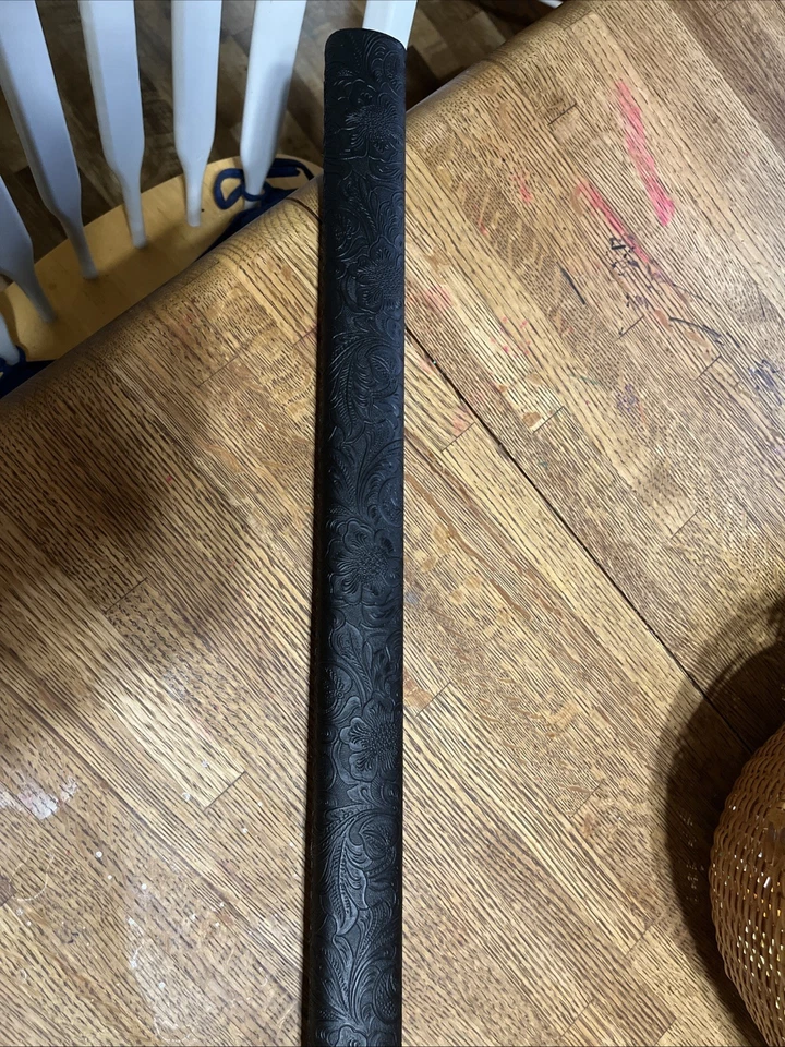 Espada japonesa con hoja de color rubí y diseño de dragón blanco ornamentado Foto 2 de 3