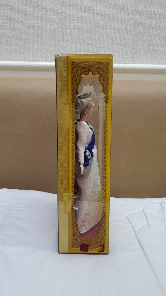 POUPÉE JUBILÉ PLATINE Barbie Signature Queen Elizabeth II pour