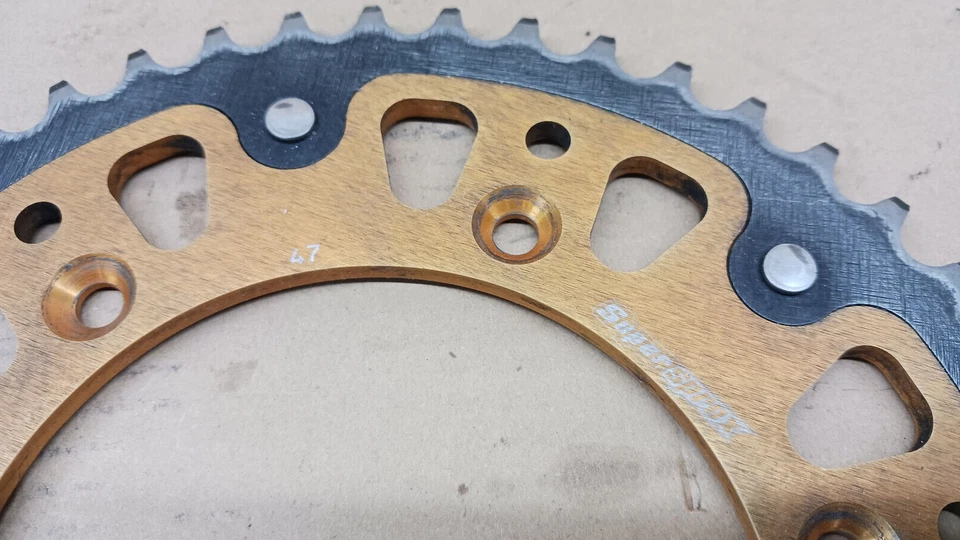 Piñón trasero Supersprox ORO 47T KTM Husqvarna doble anillo - Stealth 990 ¡Excelente! Foto 4 de 4