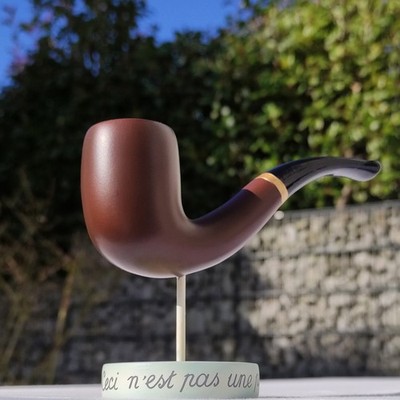 René Magritte   La Trahison des Images   Ceci n est pas une pipe   Skulptur