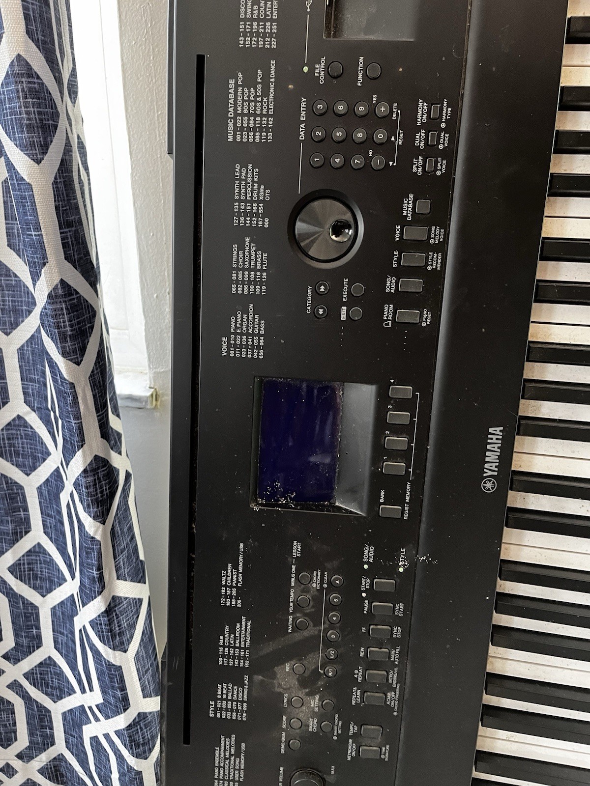 Yamaha DGX-660 Portable Grand Piano 88-Key with Stand Black