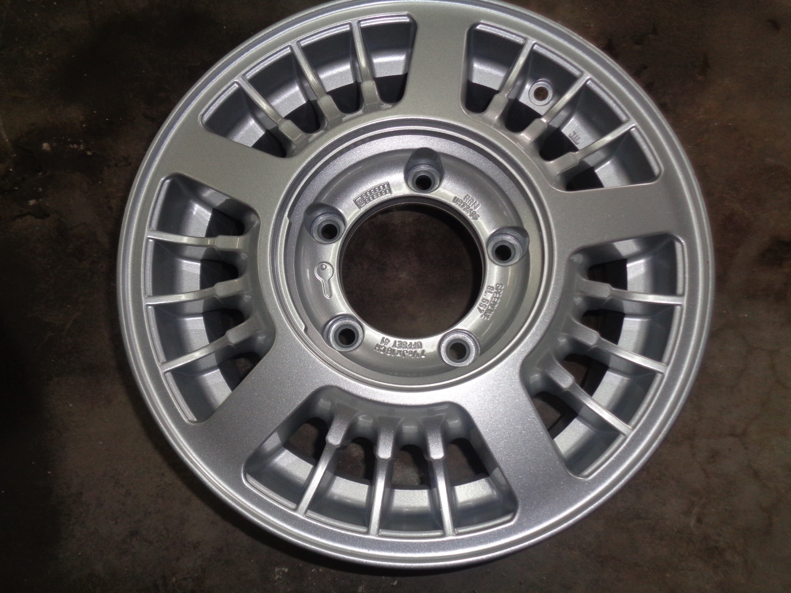 ROLLS-ROYCE BENTLEY FACTORY  WHEEL RIM  HARD TO FIND