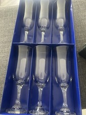 Set of 6 champagne glasses with fine rims.