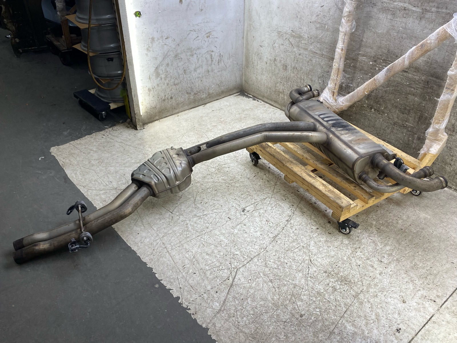 2016-2020 BENTLEY BENTAYGA 6.0L W12 REAR CENTER MUFFLER EXHAUST PIPE 36A253611A