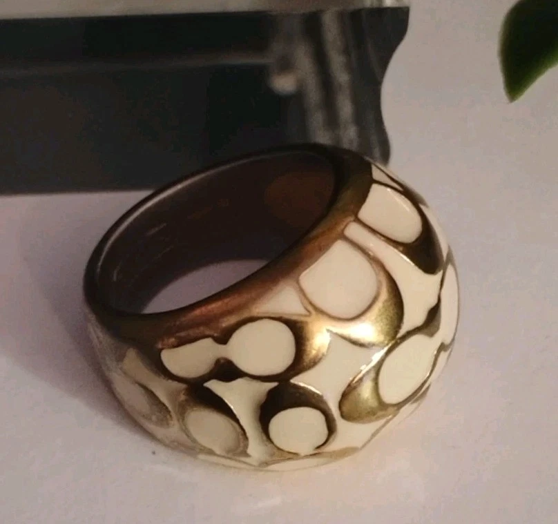 Anillo Diseñador COACH Talla 6.75" "Miranda" Logo C Esmalte Crema, ¡COMO ESTÁ Usado! Foto 3 de 4