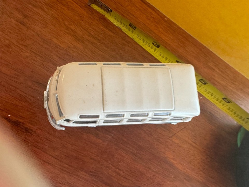 Maisto Special Edition Volkwagen Bus Van Samba Die Cast 1/40 Scale Blu