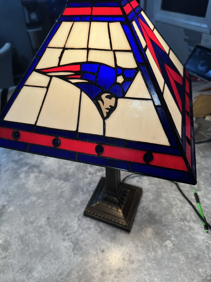 Lámpara de vidrio estilo Tiffany de 21" con licencia NFL de colección de los años 80-90 New England Patriots Foto 4 de 4